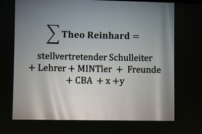 Für den Schulelternbeirat, den Förderverein und den Club Bitburger Abiturienten ließ sich Frau Kallenberg-Annen kreativ auf mathematische Gleichungen ein