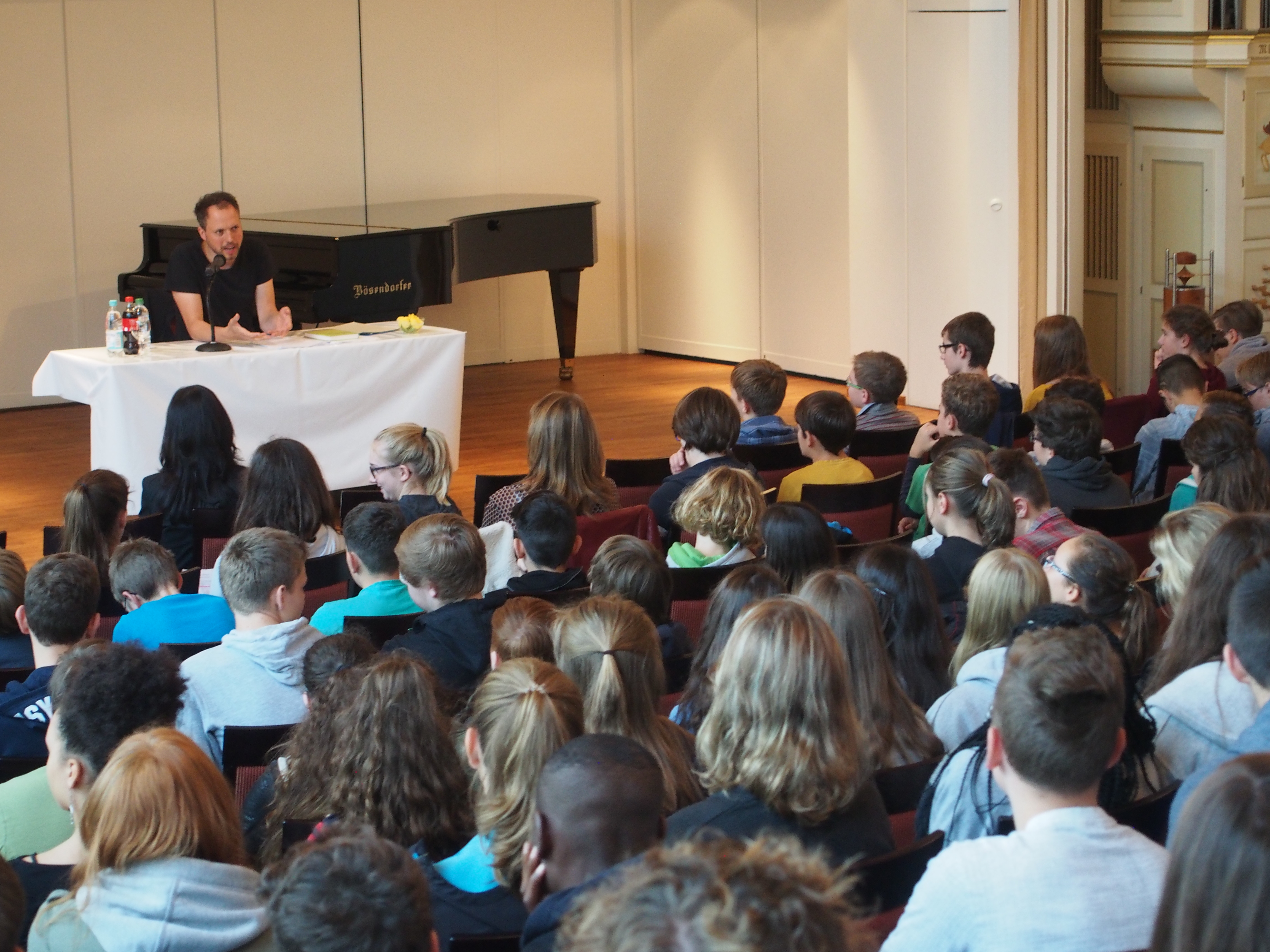 Berliner Autor Michael Sieben begeistert Schüler des St.-Willibrord-Gymnasiums