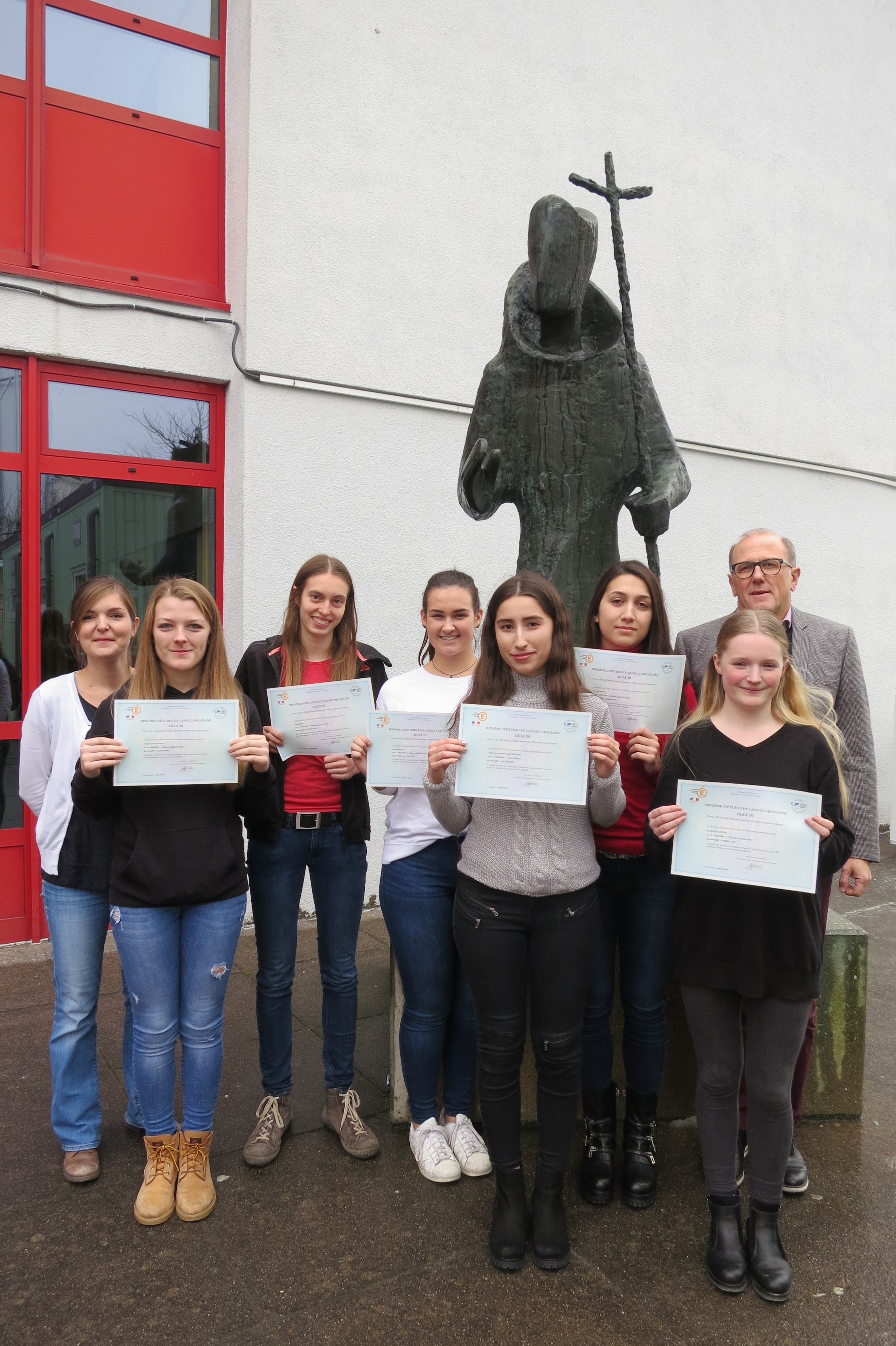 Sechs erfolgreiche Absolventinnen des Diplôme d'études de langue française